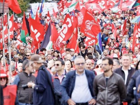 A Roma la piazza Cgil contro la Manovra. Landini: «Va cambiata, pronti allo sciopero» A Roma la piazza Cgil contro la Manovra. Landini: «Va cambiata, pronti allo sciopero»