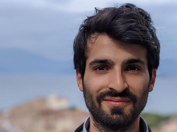 Sahebi picchiato davanti a compagna e figlio per la felpa antifascista: «Il filmato alla Digos» Sahebi picchiato davanti a compagna e figlio per la felpa antifascista: «Il filmato alla Digos»