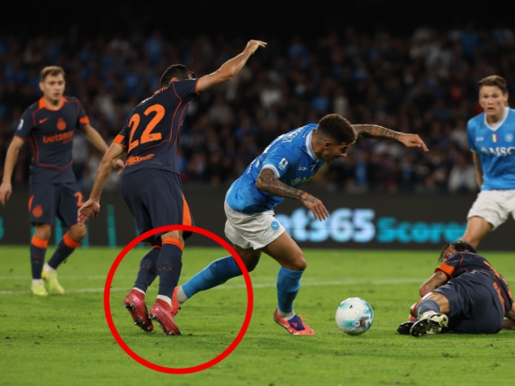 Il pasticciaccio brutto del rigore al Napoli: è stato un triplice errore. Arbitro, assistente e Var fermi per le prossime settimane Il pasticciaccio brutto del rigore al Napoli: è stato un triplice errore. Arbitro, assistente e Var fermi per le prossime settimane