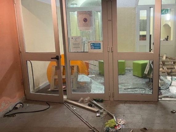 Raid vandalico al liceo occupato: spranghe e svastiche sui muri. Gli studenti presenti: «Erano neofascisti» Raid vandalico al liceo occupato: spranghe e svastiche sui muri. Gli studenti presenti: «Erano neofascisti»