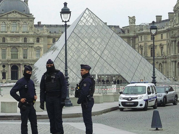 Furto al Louvre: donna di 38 anni incriminata per complicità in furto aggravato, le indagini proseguono