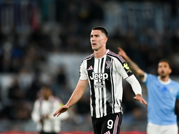 Debutto di Luciano Spalletti alla Guida della Juventus: Cremonese-Juve e Napoli-Como si Affrontano nel Campionato di Serie A

Il Debutto di Spalletti in Cremonese-Juve
Il campionato di Serie A prosegue con nuove emozioni e sfide interessanti. Tra le partite di oggi, spiccano due incontri che attireranno l'attenzione dei tifosi: Napoli-Como e Cremonese-Juve. La prima partita vedrà il Napoli affrontare il Como, mentre la seconda sarà il debutto di Luciano Spalletti alla guida della Juventus nella partita contro la Cremonese.

Approfondimento
La partita Napoli-Como si preannuncia come un incontro molto interessante, con il Napoli che cercherà di confermare la sua posizione in classifica e il Como che tenterà di ottenere punti importanti per la salvezza. Dall'altra parte, la Cremonese-Juve sarà una sfida emozionante, con la Juventus che cercherà di tornare alla vittoria dopo un periodo di risultati altalenanti e la Cremonese che tenterà di sfruttare il fattore casalingo per ottenere un risultato positivo.

Possibili Conseguenze
I risultati di queste partite potrebbero avere un impatto significativo sulla classifica della Serie A. Una vittoria del Napoli potrebbe consolidare la sua posizione tra le prime squadre, mentre una sconfitta potrebbe farlo scivolare verso il centro della classifica. Per quanto riguarda la Juventus, una vittoria contro la Cremonese potrebbe aiutarla a risalire la classifica e a ritrovare la fiducia, mentre una sconfitta potrebbe aumentare le preoccupazioni per la stagione in corso.

Opinione
È difficile prevedere con certezza l'esito di queste partite, considerando la variabilità dei risultati nel campionato di Serie A. Tuttavia, è chiaro che sia il Napoli che la Juventus hanno le carte in regola per ottenere la vittoria, grazie alle loro squadre ben organizzate e ai loro giocatori di talento.

Analisi Critica dei Fatti
Un'analisi critica dei fatti rivela che la chiave per il successo in queste partite sarà la capacità delle squadre di adattarsi alle tattiche dell'avversario e di sfruttare al meglio le opportunità create. Inoltre, la condizione fisica e la motivazione dei giocatori saranno fondamentali per determinare l'esito delle partite.

Relazioni con altri fatti
Queste partite sono parte di un quadro più ampio del campionato di Serie A, dove ogni risultato può influenzare la classifica e le ambizioni delle squadre. I risultati di oggi saranno importanti non solo per le squadre direttamente coinvolte, ma anche per le altre squadre che lottano per la salvezza o per la qualificazione alle coppe europee.

Contesto storico
La Serie A è uno dei campionati più competitivi e seguiti al mondo, con una storia ricca di emozioni e di sfide leggendarie. Le partite di oggi si inseriscono in questo contesto, offrendo ai tifosi l'opportunità di vivere emozioni uniche e di assistere a sfide di alto livello.

Fonti
Le informazioni su queste partite sono disponibili su vari siti web e canali di informazione sportiva, tra cui Corriere della Sera. Per vedere le partite di oggi in diretta, è possibile consultare i programmi televisivi o i siti web di streaming autorizzati.