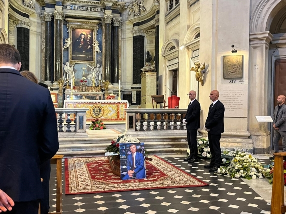 Marco Ghigliani, i funerali dell'ad di La7 a Roma. Folla di amici e colleghi nella chiesa degli Artisti Marco Ghigliani, i funerali dell'ad di La7 a Roma. Folla di amici e colleghi nella chiesa degli Artisti