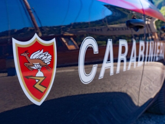 «Aiuto, due uomini mi inseguono»: arrestati un poliziotto e un pregiudicato