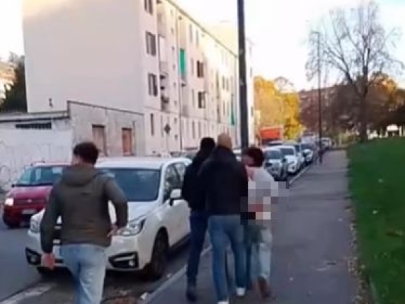 Torino, tensioni al liceo Einstein per un volantinaggio dell'estrema destra. Fermato un 16enne: «Mi hanno messo le manette, ho i segni» Torino, tensioni al liceo Einstein per un volantinaggio dell'estrema destra. Fermato un 16enne: «Mi hanno messo le manette, ho i segni»