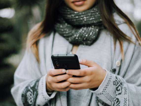 Il cellulare, come il fumo, promuove la dopamina «rapida»: perché invece dovremmo tornare a quella «lenta»