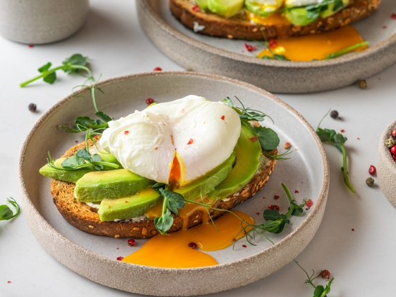 Proteine alla colazione: come e perché includerle nella tua dieta quotidiana per una salute migliore

Approfondimento
Le proteine sono un elemento fondamentale nella nostra dieta quotidiana, poiché svolgono un ruolo cruciale nella costruzione e nel mantenimento dei tessuti del corpo. Esistono due tipi di aminoacidi: essenziali e non essenziali. Gli aminoacidi essenziali non possono essere prodotti dal corpo e devono essere assunti attraverso la dieta. Le fonti di proteine possono essere di origine animale, come carne, pesce, uova e latticini, o di origine vegetale, come legumi, cereali e noci.

Possibili Conseguenze
Una carenza di proteine nella dieta può portare a problemi di salute, come la perdita di massa muscolare, la debolezza e la stanchezza. Al contrario, un'adeguata assunzione di proteine può aiutare a prevenire queste condizioni e supportare la salute generale.

Opinione
È importante notare che le esigenze proteiche variano da persona a persona, in base a fattori come l'età, il sesso, il peso e il livello di attività fisica. Pertanto, è fondamentale consultare un professionista della salute per determinare le proprie esigenze proteiche individuali.

Analisi Critica dei Fatti
La scelta delle fonti di proteine è cruciale per una dieta equilibrata. Le fonti di proteine di origine animale possono essere ricche di grassi saturi e colesterolo, mentre le fonti di proteine di origine vegetale possono essere più povere di calorie e ricche di fibre.

Relazioni con altri fatti
La proteina è strettamente legata ad altri nutrienti, come i carboidrati e i grassi. Una dieta equilibrata deve includere una combinazione di questi nutrienti per supportare la salute generale.

Contesto storico
La consapevolezza dell'importanza delle proteine nella dieta umana risale a molti anni fa. Tuttavia, solo recentemente si è compresa appieno l'importanza delle proteine nella prevenzione delle malattie croniche e nel supporto della salute generale.

Fonti
Fonte: Corriere della Sera