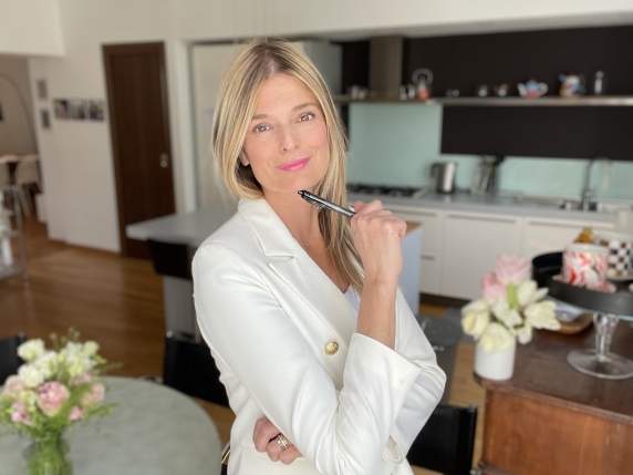 L'importanza di dire no nell'educazione dei bambini: consigli di Tata Francesca per una crescita sana e supportiva

Approfondimento
Il libro di Francesca Valla offre una prospettiva unica sull'educazione dei bambini, sottolineando l'importanza di dire «no» in modo motivato e di riconoscere le caratteristiche individuali di ogni bambino. Questo approccio può aiutare i genitori e gli educatori a creare un ambiente di crescita sano e supportivo.

Possibili Conseguenze
L'incapacità di dire «no» in modo motivato può portare a conseguenze negative nella crescita dei bambini, come ad esempio la mancanza di autodisciplina e la difficoltà a gestire le emozioni. Al contrario, un approccio educativo che riconosce l'unicità di ogni bambino può favorire la loro autostima e il loro sviluppo emotivo.

Opinione
Secondo alcuni esperti, l'approccio di Francesca Valla può essere visto come un ritorno alle basi dell'educazione, dove la disciplina e la guida sono fondamentali per la crescita dei bambini. Tuttavia, altri potrebbero sostenere che questo approccio sia troppo rigido e non tenga conto delle esigenze individuali di ogni bambino.

Analisi Critica dei Fatti
Il libro di Francesca Valla si basa sulla sua esperienza di trent'anni di lavoro accanto ai bambini, il che conferisce autorevolezza alle sue affermazioni. Tuttavia, è importante considerare che ogni bambino è unico e che ciò che funziona per uno potrebbe non funzionare per un altro. Pertanto, è fondamentale adottare un approccio flessibile e personalizzato nell'educazione dei bambini.

Relazioni con altri fatti
Il concetto di dire «no» in modo motivato è collegato alla teoria dell'attaccamento, che sostiene che i bambini hanno bisogno di una figura di attaccamento sicura per sviluppare una sana autostima e un senso di sicurezza. Inoltre, l'approccio di Francesca Valla può essere visto come un complemento alla teoria della «genitorialità positiva», che enfatizza l'importanza di creare un ambiente di crescita supportivo e amorevole.

Contesto storico
Il libro di Francesca Valla si inserisce nel contesto di un dibattito più ampio sull'educazione dei bambini e sul ruolo dei genitori e degli educatori nella loro crescita. Negli ultimi anni, c'è stato un crescente interesse per l'educazione «positiva» e per l'importanza di creare un ambiente di crescita sano e supportivo.

Fonti
Il libro di Francesca Valla è stato pubblicato recentemente e può essere acquistato presso le librerie online e offline. Per ulteriori informazioni, si può visitare il sito web del Corriere della Sera, che ha pubblicato un articolo sul libro di Francesca Valla.