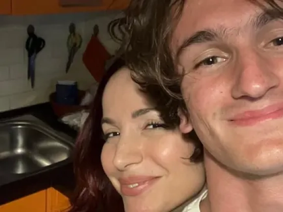 Andrea Delogu vince Ballando con le stelle: dedica il trofeo alla famiglia.