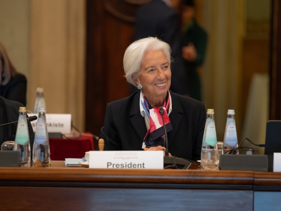 Bce, i tassi restano fermi al 2%: gli effetti sul cambio euro-dollaro e cosa cambia per i mutui