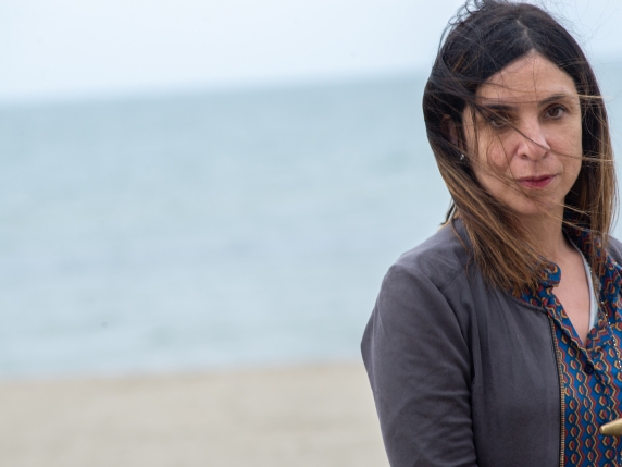 La nuova storia di Antonella Lattanzi: "Chiara", un romanzo sulla scoperta dell'erotismo e il coraggio di ribellarsi

Introduzione
La scrittrice Antonella Lattanzi ha recentemente pubblicato un nuovo romanzo, intitolato "Chiara", che esplora temi come l'amicizia, la scoperta dell'erotismo e il coraggio di ribellarsi. Dopo il successo del suo precedente lavoro, "Cose che non si raccontano", Lattanzi aveva pensato di non scrivere più, ma la storia di Chiara l'ha ispirata a tornare alla scrittura.

Il Romanzo
"Chiara" è una storia che ruota attorno all'amicizia tra due bambine e alla loro scoperta dell'erotismo. Tuttavia, il romanzo non si limita a questi temi, ma esplora anche il coraggio di ribellarsi contro la violenza e le difficoltà della vita. La scrittrice indaga questi argomenti con sensibilità e profondità, offrendo una lettura emozionante e riflessiva.

Approfondimento
Il romanzo di Lattanzi si distingue per la sua capacità di affrontare temi difficili con onestà e sensibilità. La storia di Chiara è una storia di violenza, ma anche di vita e coraggio, e la scrittrice riesce a trasmettere questo messaggio con efficacia. Il lettore è condotto a riflettere sulle tematiche trattate e a considerare la complessità della vita e delle relazioni umane.

Possibili Conseguenze
Il romanzo "Chiara" potrebbe avere un impatto significativo sui lettori, in particolare sulle donne e sulle ragazze, che potrebbero trovare ispirazione e conforto nella storia di Chiara. La scrittrice offre una prospettiva femminile sulla violenza e sulla ribellione, e il suo messaggio potrebbe contribuire a sensibilizzare l'opinione pubblica su questi temi.

Opinione
Il romanzo "Chiara" è un'opera letteraria di grande valore, che merita di essere letta e apprezzata. La scrittrice Antonella Lattanzi ha fatto un lavoro eccellente, creando una storia che è sia emozionante che riflessiva. Il lettore che si avvicina a questo romanzo potrà trovare una lettura che lo farà riflettere e lo ispirerà a pensare in modo critico sui temi trattati.

Analisi Critica dei Fatti
Il romanzo "Chiara" è stato scritto dopo il successo del precedente lavoro di Lattanzi, "Cose che non si raccontano". La scrittrice aveva pensato di non scrivere più, ma la storia di Chiara l'ha ispirata a tornare alla scrittura. Questo fatto suggerisce che la scrittrice abbia trovato una nuova fonte di ispirazione e che il suo lavoro sia stato influenzato dalle sue esperienze e dalle sue riflessioni.

Relazioni con altri fatti
Il romanzo "Chiara" si inserisce nel contesto della letteratura femminile contemporanea, che si caratterizza per la sua capacità di affrontare temi difficili e di offrire prospettive nuove e originali. La scrittrice Antonella Lattanzi si colloca in questo contesto, offrendo una lettura che è sia personale che universale.

Contesto storico
Il romanzo "Chiara" è stato pubblicato in un momento in cui la società è sempre più consapevole dell'importanza di affrontare temi come la violenza e la ribellione. La scrittrice Antonella Lattanzi si inserisce in questo contesto, offrendo una lettura che è sia attuale che universale.

Fonti
Il romanzo "Chiara" è stato pubblicato sul sito del Corriere della Sera, che è una delle principali fonti di informazione in Italia. Il link diretto all'articolo è https://www.corriere.it/. La fonte originale dell'articolo è il Corriere della Sera, che è un quotidiano italiano di grande prestigio e autorevolezza.