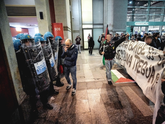 Tensioni a Torino: Corteo ProPal degenera con blitz e lancio di oggetti pericolosi