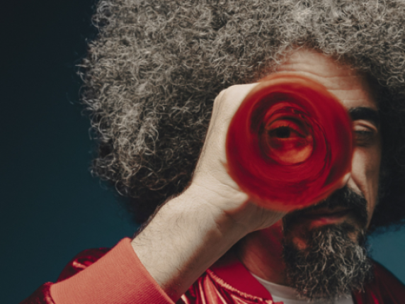 Caparezza: «Ho perso l'udito, uso apparecchi acustici. Ero tentato di smettere, i fumetti mi hanno salvato la vita»