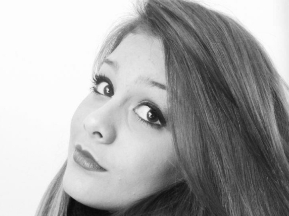 La tragedia di Carolina Picchio: il cyberbullismo che ha cambiato la vita di una famiglia e sollevato un dibattito nazionale sulla sicurezza online
Approfondimento
La storia di Carolina Picchio è un caso emblematico dei pericoli del cyberbullismo e dell'impatto che può avere sui giovani. La sua morte ha scosso l'opinione pubblica e ha sollevato un dibattito importante sulla necessità di proteggere i minori dalla violenza online.
Possibili Conseguenze
Il caso di Carolina Picchio ha dimostrato che il cyberbullismo può avere conseguenze devastanti per le vittime e le loro famiglie. È fondamentale che i genitori, gli educatori e le autorità prendano misure efficaci per prevenire e contrastare questo fenomeno.
Opinione
Secondo Paolo Picchio, il padre di Carolina, la sua generazione ha fatto da cavia per il web e i social media. Questa affermazione sottolinea la necessità di una maggiore consapevolezza e responsabilità nell'uso delle tecnologie digitali, soprattutto tra i giovani.
Analisi Critica dei Fatti
Il caso di Carolina Picchio è stato ampiamente documentato e analizzato. La sua storia è un esempio di come il cyberbullismo possa essere una forma di violenza estremamente pericolosa e come sia fondamentale intervenire tempestivamente per prevenire tragedie simili.
Relazioni con altri fatti
Il caso di Carolina Picchio non è isolato. Ci sono stati molti altri casi di cyberbullismo che hanno avuto conseguenze tragiche. È fondamentale che si impari da questi casi e che si prendano misure concrete per prevenire e contrastare il cyberbullismo.
Contesto storico
Il caso di Carolina Picchio si è verificato nel 2013, un periodo in cui i social media e il web stavano diventando sempre più popolari tra i giovani. La sua storia è un esempio di come la tecnologia possa essere una doppia spada, offrendo molti benefici ma anche molti rischi.
Fonti
La fonte di questo articolo è il Corriere della Sera, che ha pubblicato un'intervista con Paolo Picchio, il padre di Carolina. L'articolo originale può essere trovato al seguente link: https://www.corriere.it/