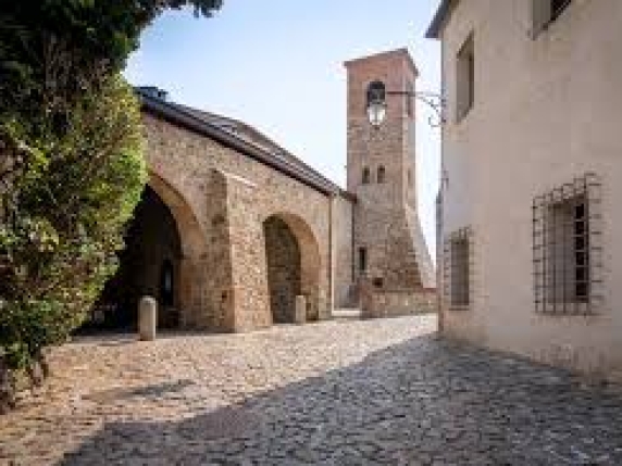 Due borghi italiani tra i migliori al mondo per il turismo sostenibile: Arquà Petrarca e Bellano nella top ten mondiale 

Approfondimento
Il riconoscimento di Best Tourism Village dell'ONU rappresenta un importante traguardo per Arquà Petrarca, Bellano e Asolo, che si distinguono per la loro capacità di promuovere il turismo sostenibile e preservare il patrimonio culturale. Ciò dimostra l'impegno di queste località nel promuovere un turismo responsabile e rispettoso dell'ambiente e della cultura locale.

Possibili Conseguenze
Questo riconoscimento potrebbe avere un impatto positivo sull'economia locale, attirando un maggior numero di turisti interessati a scoprire la cultura e la bellezza di questi borghi. Inoltre, potrebbe anche incentivare altre località italiane a seguire l'esempio di Arquà Petrarca, Bellano e Asolo, promuovendo il turismo sostenibile e la preservazione del patrimonio culturale.

Opinione
Il turismo sostenibile è un aspetto fondamentale per lo sviluppo economico e culturale di una località. È importante che i borghi italiani continuino a promuovere questo tipo di turismo, non solo per attirare visitatori, ma anche per preservare la loro identità culturale e il loro patrimonio ambientale.

Analisi Critica dei Fatti
Il riconoscimento di Best Tourism Village dell'ONU è un importante riconoscimento per i borghi italiani che si impegnano a promuovere il turismo sostenibile. Tuttavia, è importante anche considerare le sfide e le criticità che questi borghi potrebbero affrontare nel promuovere questo tipo di turismo, come ad esempio la gestione dei flussi turistici e la protezione dell'ambiente.

Relazioni con altri fatti
Il turismo sostenibile è un tema sempre più rilevante a livello globale. La scelta di Arquà Petrarca, Bellano e Asolo come esempi di borghi che promuovono il turismo sostenibile potrebbe ispirare altre località italiane e internazionali a seguire il loro esempio.

Contesto storico
Il turismo sostenibile è un concetto relativamente recente, ma che sta guadagnando sempre più importanza. La scelta dell'ONU di riconoscere i borghi che promuovono il turismo sostenibile è un passo importante per la promozione di questo tipo di turismo e per la protezione del patrimonio culturale e ambientale.

Fonti
La fonte di questo articolo è il Corriere della Sera, che ha pubblicato la notizia del riconoscimento di Arquà Petrarca, Bellano e Asolo come Best Tourism Village dell'ONU. Per maggiori informazioni, si può visitare il sito web del Corriere della Sera all'indirizzo https://www.corriere.it/. Il link diretto all'articolo è https://www.corriere.it/cronache/25_ottobre_31/arqua-petrarca-bellano-turismo-sostenibile-onu-69048d6d65233.shtml