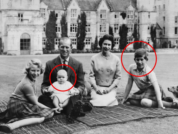 I 12 anni di differenza, i caratteri opposti, la vita "parallela": Carlo e Andrea, storia di due fratelli distanti