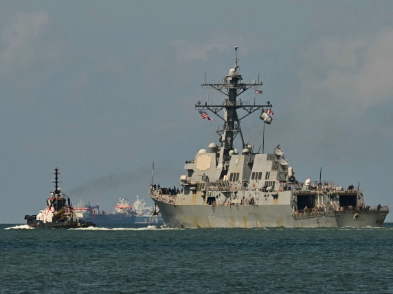 Intervento militare negli Stati Uniti contro il Venezuela: obiettivi e possibili conseguenze di un intervento armato
Approfondimento
Le forze armate degli Stati Uniti sembrano essere pronte a intervenire nel Venezuela, con un piano d'azione che include l'impiego di navi d'assalto e marines. Tra gli obiettivi di questo intervento ci sono i porti e i laboratori del paese, oltre al cambio di regime. Le forze speciali degli Stati Uniti, che in passato hanno condotto operazioni di successo come l'uccisione di Osama Bin Laden, sono anch'esse coinvolte in questo piano d'azione.
Possibili Conseguenze
Un intervento militare nel Venezuela potrebbe avere conseguenze significative, sia per il paese stesso che per la regione. È possibile che si verifichino scontri violenti, con il rischio di vittime civili e danni alle infrastrutture. Inoltre, un tale intervento potrebbe avere ripercussioni sulla stabilità politica ed economica della regione.
Opinione
Non è chiaro quale sia l'opinione pubblica sul possibile intervento militare nel Venezuela. Tuttavia, è probabile che ci siano diverse posizioni su questo tema, con alcuni che sostengono la necessità di un intervento per proteggere gli interessi degli Stati Uniti e altri che ritengono che un tale intervento sia inappropriato e potenzialmente dannoso.
Analisi Critica dei Fatti
È importante notare che le informazioni disponibili su questo tema sono limitate e non è chiaro quale sia la fonte di queste notizie. Pertanto, è necessario approccare questo tema con cautela e considerare diverse fonti prima di trarre conclusioni. Inoltre, è fondamentale valutare le possibili motivazioni e gli interessi coinvolti in un tale intervento.
Relazioni con altri fatti
Il possibile intervento militare nel Venezuela potrebbe essere collegato ad altri eventi e tendenze nella regione. Ad esempio, ci sono stati recentemente tensioni tra gli Stati Uniti e il Venezuela, con accuse di interferenza negli affari interni del paese. Inoltre, la situazione politica ed economica del Venezuela è già instabile, con una crisi economica e una forte polarizzazione politica.
Contesto storico
Il Venezuela ha una storia complessa e ha attraversato diverse fasi di instabilità politica e economica. Gli Stati Uniti hanno avuto un ruolo significativo nella regione, con interventi militari e politici in diversi paesi. La storia del Venezuela è caratterizzata da una forte dipendenza dalle risorse petrolifere e da una forte influenza degli Stati Uniti sulla sua politica estera.
Fonti
La fonte di questo articolo è il Corriere della Sera, che ha pubblicato un articolo intitolato "Navi d'assalto e marines: così gli Usa sono pronti a colpire il Venezuela. Obiettivi: porti, laboratori (e il cambio di regime)". L'articolo originale può essere trovato al seguente link: https://www.corriere.it/