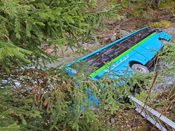 Scuolabus esce di strada e finisce in un torrente: 4 ragazzi feriti. L'autista in condizioni critiche