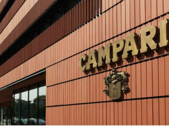 Sequestro da 1,2 miliardi di euro alla Campari: la Guardia di Finanza indaga sulla exit tax

Approfondimento
La exit tax è un'imposta che colpisce le società che trasferiscono la loro sede legale o la loro attività all'estero. In questo caso, la Guardia di Finanza sta indagando sulla possibilità che la fusione per incorporazione sia stata utilizzata per evitare il pagamento di questa imposta. La società Campari potrebbe aver utilizzato questa operazione per ridurre la sua base imponibile e quindi evitare di pagare la exit tax.

Possibili Conseguenze
Le conseguenze di questo sequestro potrebbero essere gravi per la società Campari. Se la Guardia di Finanza dovesse accertare che la società ha effettivamente evaso la exit tax, potrebbe essere condannata a pagare una multa salata. Inoltre, la società potrebbe anche subire un danno alla sua immagine e alla sua reputazione.

Opinione
Non è possibile esprimere un'opinione in merito a questo caso, in quanto si tratta di un'indagine in corso. Tuttavia, è importante notare che la exit tax è un'imposta importante per lo Stato italiano e che le società che la evadono possono causare un danno significativo alle finanze pubbliche.

Analisi Critica dei Fatti
La Guardia di Finanza ha sequestrato azioni del valore di 1,2 miliardi di euro, il che suggerisce che l'indagine sia molto seria. Inoltre, il fatto che la società Campari abbia assorbito la sua controllata italiana attraverso una fusione per incorporazione potrebbe essere visto come un tentativo di evitare la exit tax.

Relazioni con altri fatti
Questo caso potrebbe essere collegato ad altri casi di evasione fiscale da parte di società italiane. La Guardia di Finanza ha infatti condotto diverse indagini in merito a questo tipo di reati negli ultimi anni.

Contesto storico
La exit tax è stata introdotta in Italia nel 2015, con l'obiettivo di prevenire l'evasione fiscale da parte di società che trasferiscono la loro sede legale o la loro attività all'estero. Da allora, la Guardia di Finanza ha condotto diverse indagini in merito a questo tipo di reati.

Fonti
La fonte di questo articolo è il Corriere della Sera, che ha pubblicato la notizia del sequestro delle azioni della società Campari. Il link diretto all'articolo è https://www.corriere.it/. La notizia è stata pubblicata il 31 ottobre 2025.