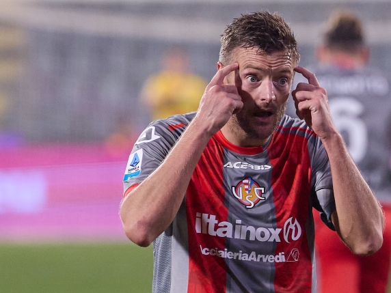 Jamie Vardy, il Nuovo Numero 10 della Cremonese: Una Carriera Segnata dal Successo e dalla Passione per il Gol
Il Senso di Jamie per i Gol: Vardy, il Numero 10 della Cremonese
Il calciatore inglese Jamie Vardy, noto per il suo eccezionale senso del gol, è diventato il nuovo numero 10 della Cremonese. La sua carriera è stata segnata da numerosi successi, ma pochi conoscono la sua vita al di fuori del campo.
Vardy è noto per la sua vita familiare movimentata, con molti figli e una villa sul lago di Garda che è diventata un rifugio per lui e la sua famiglia. Tuttavia, la sua vita personale è anche stata oggetto di interesse per i media, che hanno cercato di scoprire i segreti della sua vita privata.
Approfondimento
La carriera di Vardy è stata caratterizzata da una costante ricerca della perfezione, che lo ha portato a diventare uno dei migliori attaccanti della Premier League. La sua abilità nel segnare gol è stata fondamentale per il successo della sua squadra, e la sua dedizione allo sport è stata ammirevole.
Possibili Conseguenze
La scelta di Vardy di unirsi alla Cremonese potrebbe avere conseguenze importanti per la squadra e per il campionato. La sua esperienza e la sua abilità potrebbero essere fondamentali per il successo della squadra, e la sua presenza potrebbe anche attirare altri giocatori di alto livello.
Opinione
La decisione di Vardy di unirsi alla Cremonese è stata accolta con entusiasmo dai tifosi della squadra, che sperano che il giocatore possa portare successo e gloria alla squadra. Tuttavia, alcuni critici hanno espresso dubbi sulla capacità di Vardy di adattarsi al nuovo ambiente e di mantenere il suo livello di prestazioni.
Analisi Critica dei Fatti
La carriera di Vardy è stata caratterizzata da alti e bassi, con momenti di grande successo e altri di difficoltà. Tuttavia, la sua dedizione allo sport e la sua abilità nel segnare gol lo hanno reso uno dei migliori attaccanti della sua generazione. La sua scelta di unirsi alla Cremonese potrebbe essere un passo importante per la sua carriera e per il successo della squadra.
Relazioni con altri Fatti
La scelta di Vardy di unirsi alla Cremonese è stata influenzata da vari fattori, tra cui la sua ricerca di una nuova sfida e la possibilità di giocare in un campionato più competitivo. La sua decisione potrebbe anche avere conseguenze per altri giocatori e squadre, che potrebbero essere influenzati dalla sua scelta.
Contesto Storico
La carriera di Vardy si è svolta in un contesto storico caratterizzato da grandi cambiamenti nel mondo del calcio. La globalizzazione e la commercializzazione dello sport hanno portato a una maggiore competizione e a una maggiore visibilità per i giocatori, che devono adattarsi a nuove sfide e a nuove opportunità.
Fonti
Il presente articolo è basato su informazioni provenienti da Corriere della Sera, che ha pubblicato un articolo sul senso di Jamie per i gol e sulla sua scelta di unirsi alla Cremonese. Per ulteriori informazioni, si consiglia di visitare il sito web del Corriere della Sera all'indirizzo https://www.corriere.it/.