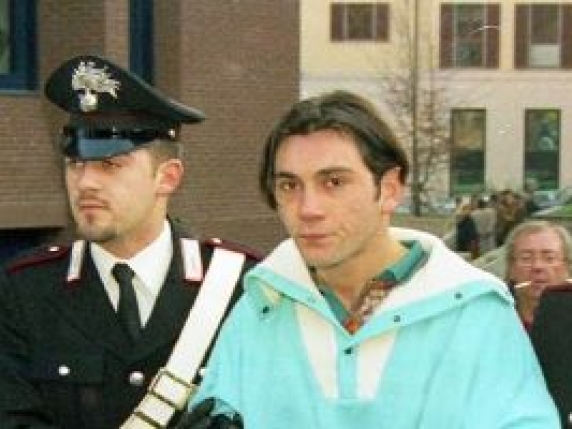 Caso Del Grande: Vandalismi Sospetti e Ritorno nella Casa della Strage, un Mistero che Solleva Interrogativi sulla Sicurezza Pubblica e la Gestione dei Condannati per Reati Gravi

Approfondimento
Il caso di Del Grande solleva diverse questioni relative alla sicurezza pubblica e alla gestione dei condannati per reati gravi. La possibilità che Del Grande possa utilizzare l'eredità per finanziare la sua fuga solleva interrogativi sulla gestione delle risorse economiche dei condannati e sulla loro capacità di accedere a fondi che potrebbero essere utilizzati per attività illecite.

Possibili Conseguenze
Le azioni di Del Grande potrebbero avere conseguenze significative per la comunità locale. I vandalismi e le minacce possono creare un clima di paura e insicurezza, mentre la possibilità di una sua fuga potrebbe mettere a rischio la sicurezza pubblica. È fondamentale che le autorità prendano misure adeguate per monitorare la situazione e prevenire eventuali azioni pericolose.

Opinione
Il caso di Del Grande solleva interrogativi sulla capacità del sistema giudiziario di gestire i condannati per reati gravi e di prevenire la recidiva. È necessario un approccio più efficace per garantire la sicurezza pubblica e prevenire azioni pericolose.

Analisi Critica dei Fatti
Il caso di Del Grande è complesso e richiede un'analisi approfondita dei fatti. È importante considerare le circostanze del caso, le azioni di Del Grande e le conseguenze potenziali per la comunità locale. Un'analisi critica dei fatti può aiutare a identificare le aree di rischio e a sviluppare strategie per prevenire azioni pericolose.

Relazioni con altri fatti
Il caso di Del Grande può essere collegato ad altri casi di condannati per reati gravi che hanno commesso azioni pericolose dopo la loro liberazione. È importante considerare le similitudini e le differenze tra questi casi per sviluppare strategie più efficaci per prevenire la recidiva e garantire la sicurezza pubblica.

Utilità pratica
Il caso di Del Grande può essere utilizzato come esempio per sviluppare strategie più efficaci per gestire i condannati per reati gravi e prevenire la recidiva. È importante considerare le lezioni apprese da questo caso e applicarle ad altri contesti per migliorare la sicurezza pubblica.

Contesto storico
Il caso di Del Grande si inserisce in un contesto storico più ampio di gestione dei condannati per reati gravi e prevenzione della recidiva. È importante considerare le tendenze e le strategie utilizzate in passato per gestire questi casi e sviluppare approcci più efficaci per il futuro.

Fonti
Il caso di Del Grande è stato riportato da diverse fonti, tra cui Corriere della Sera. È importante considerare le fonti originali per ottenere informazioni accurate e aggiornate sul caso.