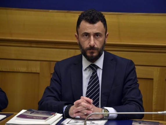 Condanna per il deputato Emanuele Pozzolo: le conseguenze dell'incidente di Capodanno a Rosazza e il dibattito sulla sicurezza delle armi da fuoco in Italia