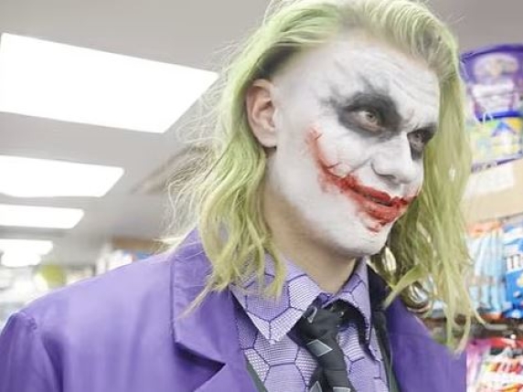 Halloween, Haaland si traveste da Joker e si diverte in giro per Manchester