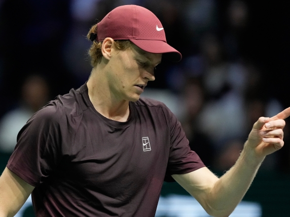 Sfida al vertice: Sinner contro Zverev al Masters-1000 di Parigi, la corsa alla finale è aperta

Approfondimento
Il Masters-1000 di Parigi rappresenta uno degli eventi più importanti del circuito tennistico, e la sfida tra Sinner e Zverev è particolarmente attesa. Jannik Sinner, il giovane tennista italiano, cerca di conquistare un posto in finale dopo aver superato Alexander Bublik ai quarti di finale.

Possibili Conseguenze
La vittoria di Sinner contro Zverev potrebbe avere importanti conseguenze per la classifica mondiale. Se dovesse vincere, Sinner potrebbe avvicinarsi ulteriormente al numero 1 del ranking, mentre una sconfitta potrebbe compromettere le sue ambizioni.

Opinione
La partita tra Sinner e Zverev è considerata una delle più interessanti del torneo, data la grande forma di entrambi i giocatori. Sinner ha dimostrato una grande determinazione e una solida prestazione ai quarti di finale, mentre Zverev è noto per la sua esperienza e la sua capacità di adattarsi alle diverse situazioni.

Analisi Critica dei Fatti
La sfida tra Sinner e Zverev sarà una prova cruciale per entrambi i giocatori. Sinner dovrà dimostrare di poter reggere la pressione e di essere in grado di sconfiggere un avversario di alto livello come Zverev. D'altra parte, Zverev dovrà utilizzare tutta la sua esperienza per contrastare la giovane e talentuosa Sinner.

Relazioni con altri fatti
Il Masters-1000 di Parigi è uno degli eventi più importanti del circuito tennistico, e la sfida tra Sinner e Zverev è solo una delle tante partite interessanti che si disputeranno nel torneo. La vittoria di Sinner potrebbe avere un impatto significativo sulla classifica mondiale e sulle ambizioni dei giocatori per il resto della stagione.

Contesto storico
Il Masters-1000 di Parigi ha una lunga storia e ha visto la partecipazione di alcuni dei migliori tennisti di tutti i tempi. La sfida tra Sinner e Zverev si inserisce in questo contesto, e rappresenta un'opportunità per entrambi i giocatori di scrivere una nuova pagina nella storia del torneo.

Fonti
La fonte di questo articolo è il Corriere della Sera, che ha pubblicato la notizia sulla sua pagina web. Per maggiori informazioni, è possibile visitare il sito web del Corriere della Sera all'indirizzo https://www.corriere.it/.