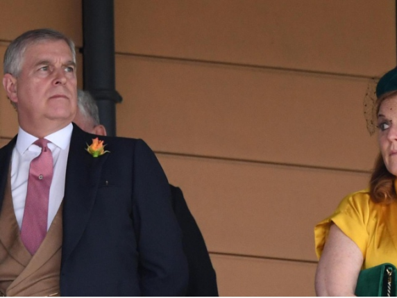 Scandalo che travolge la famiglia di Andrea: le figlie lasciano il Regno Unito mentre la madre affronta le conseguenze 

La Famiglia di Andrea dallo Scandalo
La famiglia di Andrea è stata travolta da uno scandalo che ha avuto ripercussioni significative sulla loro vita. La moglie di Andrea, Sarah, dovrà ora vivere da sola, mentre le loro due figlie, Eugenia e Beatrice, hanno deciso di lasciare il Regno Unito.
Le due figlie, che manterranno i loro titoli per volere di re Carlo, stanno pagando le conseguenze dell'imbarazzo causato dallo scandalo sessuale che ha coinvolto il loro padre, nonostante egli continui a professarsi innocente. Inoltre, la posizione della madre è stata messa in discussione a causa dei prestiti accettati dal pedofilo Epstein.

Approfondimento
Lo scandalo che ha colpito la famiglia di Andrea è stato ampiamente discusso sui media e ha sollevato molte domande sulla condotta del padre e sulla gestione della situazione da parte della madre. La decisione delle figlie di lasciare il Regno Unito potrebbe essere vista come un tentativo di allontanarsi dalle attenzioni negative e di ricostruire la loro vita lontano dallo scandalo.

Possibili Conseguenze
Le conseguenze di questo scandalo potrebbero essere significative per la famiglia di Andrea, sia a livello personale che pubblico. La perdita della reputazione e della fiducia del pubblico potrebbe avere un impatto duraturo sulla loro vita e sulle loro relazioni.

Opinione
È difficile esprimere un'opinione su questo scandalo senza conoscere tutti i fatti, ma è chiaro che la famiglia di Andrea sta affrontando un momento molto difficile. La decisione delle figlie di lasciare il Regno Unito potrebbe essere vista come un tentativo di proteggersi e di ricostruire la loro vita.

Analisi Critica dei Fatti
È importante analizzare criticamente i fatti di questo scandalo per comprendere appieno le conseguenze e le ripercussioni sulla famiglia di Andrea. La gestione della situazione da parte della madre e la condotta del padre sono stati messi in discussione, e la decisione delle figlie di lasciare il Regno Unito potrebbe essere vista come un tentativo di allontanarsi dalle attenzioni negative.

Relazioni con altri fatti
Questo scandalo non è isolato e potrebbe essere collegato ad altri eventi e situazioni simili. La gestione della situazione da parte della famiglia di Andrea potrebbe essere vista come un esempio di come le famiglie possono essere colpite da scandali e come possono reagire per proteggersi e ricostruire la loro vita.

Contesto storico
Lo scandalo che ha colpito la famiglia di Andrea si inserisce in un contesto storico più ampio di scandali e abusi di potere. La gestione della situazione da parte della famiglia di Andrea potrebbe essere vista come un esempio di come le famiglie possono essere colpite da scandali e come possono reagire per proteggersi e ricostruire la loro vita.

Fonti
La fonte di questo articolo è il Corriere della Sera, che ha pubblicato un articolo intitolato "Andrea, la famiglia travolta dallo scandalo: Sarah ora vivrà da sola, le due figlie Eugenia e Beatrice «fuggono» dal Regno Unito". L'articolo originale può essere trovato al seguente link: https://www.corriere.it/