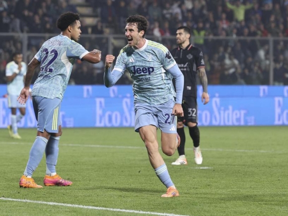 La Juventus Inizia con il Piede Giusto sotto la Guida di Spalletti: Kostic e Cambiaso Fanno la Differenza contro la Cremonese

Approfondimento
La partita tra Juventus e Cremonese è stata caratterizzata da una netta supremazia dei bianconeri, che hanno creato numerose occasioni da gol. I gol di Kostic e Cambiaso sono stati i protagonisti della vittoria, dimostrando la loro importanza nella squadra.

Possibili Conseguenze
La vittoria della Juventus potrebbe avere un impatto significativo sulla classifica e sulla fiducia della squadra. Tuttavia, è ancora presto per valutare le conseguenze a lungo termine di questa vittoria, che potrebbe influenzare la stagione calcistica in corso.

Opinione
La prestazione della Juventus è stata convincente, con una buona organizzazione tattica e una efficace realizzazione delle occasioni da gol. Tuttavia, è importante non esagerare con le aspettative e valutare la squadra nel corso del tempo, considerando anche gli aspetti negativi della partita.

Analisi Critica dei Fatti
La vittoria della Juventus è stata il risultato di una buona prestazione collettiva, con contributi importanti da parte di Kostic e Cambiaso. Tuttavia, è importante analizzare anche gli aspetti negativi della partita e lavorare per migliorare la squadra, al fine di raggiungere i suoi obiettivi.

Relazioni con altri fatti
La vittoria della Juventus si inserisce nel contesto della stagione calcistica in corso, dove la squadra dovrà continuare a lavorare per migliorare e raggiungere i suoi obiettivi. La partita contro la Cremonese è solo l'inizio di un nuovo capitolo nella storia della squadra.

Contesto storico
La Juventus ha una lunga storia di successi nel calcio italiano e internazionale. La vittoria contro la Cremonese è solo l'inizio di un nuovo capitolo nella storia della squadra, che si inserisce nel contesto della sua tradizione di successi.

Fonti
La fonte di questo articolo è il Corriere della Sera, che ha pubblicato la notizia della vittoria della Juventus contro la Cremonese. Per maggiori informazioni, si può visitare il sito web del Corriere della Sera all'indirizzo https://www.corriere.it/. L'articolo originale può essere trovato al link https://www.corriere.it/sport/calcio/serie-a/2025/11/01/juve-cremonese-spalletti-kostic-cambiaso-vardy-gatti.