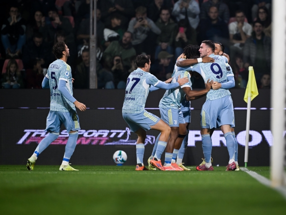 La Juventus trionfa sulla Cremonese: Kostic brilla nel suo compleanno mentre Gatti delude

Approfondimento
La prestazione della Juventus è stata generalmente buona, con Koopmeiners che ha tornato alle origini con un voto di 6,5. Tuttavia, Openda ha avuto una partita deludente davanti alla porta, ricevendo un voto di 5,5. Bonazzoli, invece, non ha avuto occasioni significative durante la partita, meritando un voto di 5.

Possibili Conseguenze
La vittoria della Juventus potrebbe avere conseguenze positive per la squadra, che potrebbe guadagnare fiducia e slancio per le prossime partite. Tuttavia, la partita ha anche evidenziato alcuni punti deboli, come la difficoltà di Gatti e la delusione di Openda, che dovranno essere affrontati per migliorare la prestazione della squadra.

Opinione
La partita tra Cremonese e Juventus è stata una prova importante per la Juventus, che ha dimostrato di avere le capacità per vincere contro una squadra difficile. Tuttavia, la partita ha anche evidenziato la necessità di migliorare alcuni aspetti del gioco, come la difesa e l'attacco.

Analisi Critica dei Fatti
L'analisi della partita ha evidenziato che la Juventus ha avuto una prestazione buona, ma non perfetta. La squadra ha dimostrato di avere le capacità per vincere, ma ha anche commesso alcuni errori che potrebbero essere evitati in futuro.

Relazioni con altri fatti
La partita tra Cremonese e Juventus è solo una delle tante partite che si sono giocate nel campionato. La vittoria della Juventus potrebbe avere conseguenze positive per la classifica, ma la squadra dovrà continuare a lavorare per migliorare la sua prestazione e raggiungere i suoi obiettivi.

Contesto storico
La partita tra Cremonese e Juventus si inserisce nel contesto del campionato di calcio italiano. La Juventus è una delle squadre più titolate e più seguite del paese, e la sua vittoria potrebbe avere conseguenze positive per la sua storia e la sua tradizione.

Fonti
La fonte di questo articolo è il Corriere della Sera, che ha pubblicato un articolo sulla partita tra Cremonese e Juventus. Il link diretto all'articolo è https://www.corriere.it/