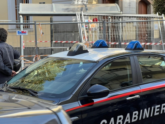 Arrestato a Bergamo un uomo che narcotizzava e abusava di donne conosciute online, poi le ricattava con video compromettenti
Approfondimento
L'arresto è stato eseguito dopo un'indagine condotta dai carabinieri, che hanno scoperto la modalità operandi dell'uomo. Le vittime, una volta contattate online, venivano invitate a incontrare l'uomo, che poi le narcotizzava e abusava di loro. L'uomo utilizzava i medicinali di un familiare per drogare le vittime, che successivamente venivano ricattate con video compromettenti.
Possibili Conseguenze
Le conseguenze di questo caso possono essere molto gravi, sia per le vittime che per la società in generale. Le donne che sono state abusate possono subire danni psicologici e fisici irreparabili, mentre la società può essere colpita dalla perdita di fiducia nelle relazioni online. Inoltre, il caso può avere un impatto significativo sulla vita e sulla libertà delle vittime, che possono sentirsi violate e minacciate.
Opinione
È importante che le autorità continuino a lavorare per prevenire e contrastare questo tipo di reati, proteggendo le vittime e punendo i responsabili. Inoltre, è fondamentale che le persone siano consapevoli dei rischi legati alle relazioni online e prendano le dovute precauzioni per proteggersi. La società civile deve essere coinvolta nella prevenzione e nel contrasto di questo tipo di reati, attraverso campagne di sensibilizzazione e educazione.
Analisi Critica dei Fatti
L'analisi dei fatti rivela una modalità operandi molto pericolosa e premeditata, che sfrutta la vulnerabilità delle vittime e la facilità di contatto online. È importante che le autorità e la società civile lavorino insieme per prevenire e contrastare questo tipo di reati, attraverso la condivisione di informazioni e la collaborazione tra le forze dell'ordine e le organizzazioni di supporto alle vittime.
Relazioni con altri fatti
Questo caso è collegato ad altri casi di abuso e ricatto online, che sono in aumento negli ultimi anni. È importante che le autorità e la società civile prendano misure per prevenire e contrastare questo tipo di reati, proteggendo le vittime e punendo i responsabili. La connessione tra questo caso e altri casi simili può aiutare a identificare pattern e tendenze, e a sviluppare strategie più efficaci per prevenire e contrastare questo tipo di reati.
Contesto storico
Il caso di Bergamo si inserisce in un contesto storico in cui la tecnologia e la rete hanno reso più facile il contatto tra le persone, ma anche più facile la commissione di reati. È importante che le autorità e la società civile siano consapevoli di questi rischi e lavorino per prevenire e contrastare questo tipo di reati, attraverso la creazione di leggi e politiche più efficaci per la protezione delle vittime e la punizione dei responsabili.
Fonti
La fonte di questo articolo è il Corriere della Sera, che ha pubblicato la notizia dell'arresto del 34enne di Bergamo. Per maggiori informazioni, si può visitare il sito web del Corriere della Sera all'indirizzo https://www.corriere.it/. Il link diretto all'articolo è https://www.corriere.it/cronache/25_novembre_02/arrestato-bergamo-uomo-narcotizzava-abusava-donne-conosciute-online-ricattava-video-compromettenti-69074cae72ac9.jpeg