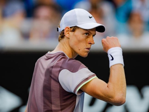 Jannik Sinner conquista la vetta del tennis mondiale con la vittoria a Parigi