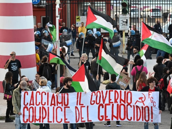 Corso online anti-guerra bloccato dal Ministero dell'Istruzione: una decisione che solleva interrogativi sulla libertà di espressione e insegnamento
Approfondimento
Il corso "La scuola non si arruola" era stato organizzato dal Cestes per discutere temi legati alla pace, al disarmo e ai diritti umani, con oltre 1.400 iscritti da tutta Italia. Tuttavia, il Ministero dell'Istruzione e del Merito ha deciso di non autorizzare il corso, adducendo come motivazione la mancanza di coerenza con la formazione dei docenti.
Possibili Conseguenze
La decisione del Ministero potrebbe avere conseguenze significative sulla libertà di insegnamento e sulla possibilità di discutere temi sensibili nelle scuole. I sindacati e gli studenti hanno già iniziato a protestare contro questa decisione, sottolineando l'importanza di avere spazi di discussione aperti e liberi.
Opinione
La decisione del Ministero solleva interrogativi sulla libertà di espressione e sulla possibilità di discutere temi controversi nelle scuole. Mentre alcuni potrebbero vedere la decisione come una necessità per mantenere l'ordine e la coerenza nella formazione dei docenti, altri ritengono che sia un attacco alla libertà di insegnamento e alla possibilità di avere un dibattito aperto e libero.
Analisi Critica dei Fatti
È importante analizzare criticamente i fatti e le motivazioni che hanno portato il Ministero a prendere questa decisione. La mancanza di coerenza con la formazione dei docenti potrebbe essere una motivazione valida, ma è anche importante considerare il contesto più ampio e le possibili conseguenze di questa decisione.
Relazioni con altri fatti
Questa decisione potrebbe essere collegata ad altre questioni relative alla libertà di espressione e alla possibilità di discutere temi sensibili nelle scuole. È importante considerare il contesto più ampio e le possibili relazioni con altre questioni, come la libertà di insegnamento e la possibilità di avere un dibattito aperto e libero.
Contesto storico
La questione della libertà di espressione e della possibilità di discutere temi sensibili nelle scuole ha una lunga storia. È importante considerare il contesto storico e le possibili relazioni con altre questioni, come la libertà di insegnamento e la possibilità di avere un dibattito aperto e libero.
Fonti
La fonte di questo articolo è il Corriere della Sera, che ha pubblicato la notizia il 2 novembre 2025. Il link diretto all'articolo è https://www.corriere.it/. È importante notare che le informazioni contenute in questo articolo sono basate su fonti esterne e potrebbero essere soggette a modifiche o aggiornamenti.