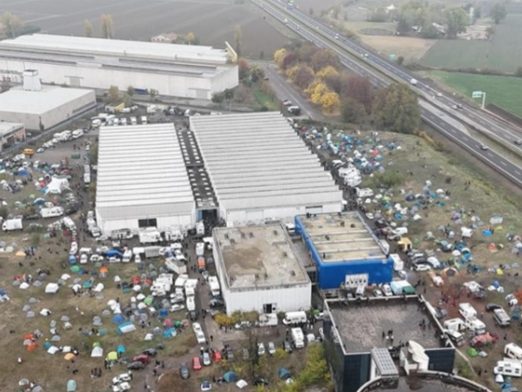 Rave non autorizzato a Modena: 5mila ragazzi nell'ex fabbrica Bugatti, scontri con la polizia e preoccupazioni per la sicurezza pubblica
Approfondimento
Il rave di Modena, svoltosi nell'ex fabbrica Bugatti, ha visto la partecipazione di circa 5mila ragazzi. L'evento, non autorizzato, ha portato a scontri con la polizia, richiamando alla memoria il mega-rave del 2022 che aveva portato all'emanazione del primo decreto del governo Meloni.
Possibili Conseguenze
Le conseguenze di questo evento potrebbero essere rilevanti, sia in termini di ordine pubblico che di salute pubblica. La partecipazione di un grande numero di persone a un evento non autorizzato può comportare rischi per la sicurezza e la salute dei partecipanti.
Opinione
Non è possibile esprimere un'opinione in merito a questo evento, in quanto si tratta di un fatto oggettivo. Tuttavia, è importante sottolineare l'importanza della sicurezza e della salute pubblica in occasioni di eventi di massa.
Analisi Critica dei Fatti
L'analisi critica dei fatti rivela che l'evento non autorizzato ha comportato rischi per la sicurezza e la salute dei partecipanti. Inoltre, la mancanza di autorizzazione e di controllo da parte delle autorità ha potuto contribuire a creare una situazione di pericolo.
Relazioni con altri fatti
Questo evento è collegato al mega-rave del 2022, che aveva portato all'emanazione del primo decreto del governo Meloni. La ripetizione di eventi di questo tipo potrebbe indicare una mancanza di efficacia delle misure adottate per prevenire e gestire situazioni di questo tipo.
Contesto storico
Il contesto storico di questo evento è caratterizzato da una serie di eventi simili che hanno avuto luogo in Italia negli ultimi anni. La crescente preoccupazione per la sicurezza e la salute pubblica ha portato all'emanazione di decreti e misure per prevenire e gestire situazioni di questo tipo.
Fonti
La fonte di questo articolo è il Corriere della Sera, che ha pubblicato un articolo intitolato "Scontri con la polizia al rave di Modena: nell'ex fabbrica Bugatti ancora 5mila ragazzi". Il link diretto all'articolo è https://www.corriere.it/