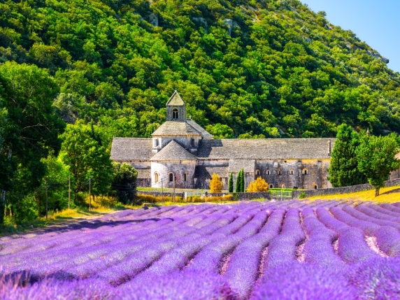 Sette Meraviglie della Natura: Quando e Dove Osservare i Fenomeni Naturali più Spettacolari

Approfondimento
La natura offre una vasta gamma di fenomeni spettacolari che possono essere osservati in tutto il mondo. I fenomeni naturali sono eventi che si verificano nel mondo naturale senza l'intervento umano e possono essere osservati in vari luoghi del pianeta, spesso legati a specifiche condizioni climatiche o stagionali.

Possibili Conseguenze
L'osservazione di questi fenomeni naturali può avere un impatto significativo sulla nostra comprensione del mondo naturale e sulle nostre azioni per proteggerlo. Inoltre, l'osservazione di questi eventi può anche influenzare il turismo e l'economia locale, poiché molte persone si recano in questi luoghi per assistere a questi spettacoli naturali.

Opinione
Secondo molti esperti, l'osservazione di questi fenomeni naturali può essere un'esperienza trasformativa, che ci fa apprezzare la bellezza e la complessità del mondo naturale. Tuttavia, è importante ricordare che l'osservazione di questi eventi deve essere fatta in modo responsabile e sostenibile, per non disturbare l'ambiente e le creature che lo abitano.

Analisi Critica dei Fatti
È importante notare che l'osservazione di questi fenomeni naturali può essere influenzata da vari fattori, come le condizioni climatiche e le attività umane. Pertanto, è fondamentale analizzare criticamente le informazioni disponibili e considerare più fonti prima di pianificare un viaggio per osservare questi eventi.

Relazioni con altri fatti
I fenomeni naturali sono spesso collegati ad altri eventi e processi naturali. Ad esempio, le migrazioni degli animali possono essere influenzate dalle condizioni climatiche, che a loro volta possono essere collegate ai cambiamenti climatici globali. Pertanto, è importante considerare questi collegamenti quando si osserva e si studia la natura.

Contesto storico
L'osservazione di fenomeni naturali ha una lunga storia, che risale a migliaia di anni fa. Gli antichi popoli hanno sempre cercato di comprendere e di spiegare i fenomeni naturali, e hanno sviluppato molte teorie e credenze per descriverli. Oggi, grazie alle tecnologie avanzate e alle ricerche scientifiche, possiamo comprendere meglio questi eventi e apprezzarne la bellezza e la complessità.

Fonti
Questo articolo è stato scritto utilizzando informazioni provenienti da varie fonti, tra cui il sito web del Corriere della Sera (https://www.corriere.it/). Per ulteriori informazioni sui fenomeni naturali e su come osservarli, si consiglia di consultare fonti attendibili e aggiornate. La fonte originale dell'articolo è il Corriere della Sera, disponibile al link https://www.corriere.it/.