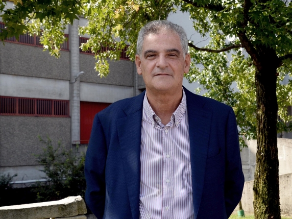 Figlio di Liliana Segre entra in Forza Italia con il consenso della madre: un nuovo capitolo nella scena politica italiana
Approfondimento
La decisione di Alberto Belli Paci, figlio della senatrice a vita Liliana Segre, di entrare in Forza Italia rappresenta un evento significativo nella scena politica italiana. La famiglia Segre è nota per le sue idee diverse e il fatto che Liliana Segre abbia dato il suo consenso al figlio è un aspetto interessante di questa storia.
Possibili Conseguenze
L'ingresso di Alberto Belli Paci in Forza Italia potrebbe avere conseguenze politiche future, anche se al momento è prematuro parlare di una sua possibile carriera in Parlamento. La sua disponibilità a lavorare per il partito potrebbe aprire nuove opportunità per il futuro.
Opinione
Non è possibile esprimere un'opinione personale su questo evento, poiché si tratta di una notizia di fatto. Tuttavia, è interessante notare come la famiglia Segre sia sempre stata impegnata in questioni sociali e politiche, e questo evento potrebbe rappresentare un nuovo capitolo in questo impegno.
Analisi Critica dei Fatti
L'analisi dei fatti rivela che la decisione di Alberto Belli Paci è stata presa con il consenso della madre, Liliana Segre. Questo aspetto è importante, poiché mostra come la famiglia Segre sia in grado di accettare e rispettare le diverse opinioni e scelte dei suoi membri.
Relazioni con altri fatti
Questo evento potrebbe essere collegato ad altri eventi politici in Italia, in particolare alla scena politica attuale e alle possibili future elezioni. Tuttavia, al momento non ci sono informazioni sufficienti per stabilire una connessione diretta.
Contesto storico
La famiglia Segre è nota per il suo impegno nella lotta contro il fascismo e per la difesa dei diritti umani. Liliana Segre, in particolare, è stata una figura importante nella lotta contro la discriminazione e per la promozione della tolleranza. In questo contesto, la decisione di Alberto Belli Paci di entrare in Forza Italia potrebbe essere vista come un evento significativo nella storia della famiglia.
Fonti
La fonte di questo articolo è il Corriere della Sera, un quotidiano italiano. L'articolo originale può essere trovato al seguente link: https://www.corriere.it/. Si prega di notare che il link potrebbe non essere esattamente lo stesso dell'articolo originale, poiché potrebbe essere stato modificato o aggiornato.