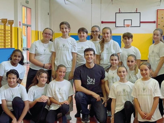 Il grande danzatore Roberto Bolle diventa insegnante: porta i valori della danza nelle scuole con il progetto "A scuola danzando"

Approfondimento
Il progetto "A scuola danzando" della Fondazione Roberto Bolle ha l'obiettivo di portare i valori della danza nelle scuole, offrendo corsi gratuiti a studenti che non hanno familiarità con questa forma d'arte. L'obiettivo è quello di ispirare e aiutare i giovani a crescere, trasmettendo loro i valori di disciplina, creatività e espressione che la danza può offrire. Dieci scuole superiori sono state coinvolte negli incontri con Bolle, che spera di ispirare e di aiutare a crescere i giovani partecipanti.

Possibili Conseguenze
Questo progetto potrebbe avere un impatto positivo sugli studenti coinvolti, aiutandoli a sviluppare nuove competenze e a scoprire nuove passioni. Inoltre, potrebbe contribuire a promuovere la danza come forma d'arte e di espressione, aumentando la sua visibilità e il suo apprezzamento tra i giovani. I valori trasmessi attraverso la danza, come la disciplina e la creatività, possono avere un impatto positivo sulla vita e sul benessere degli studenti.

Opinione
Il progetto "A scuola danzando" rappresenta un'opportunità unica per gli studenti di scoprire i valori della danza e di beneficiare dei suoi effetti positivi sulla crescita personale e sociale. La partecipazione di Roberto Bolle, una figura di spicco nel mondo della danza, può essere un'ispirazione per i giovani e un incentivo a esplorare nuove forme di espressione. Il progetto può anche contribuire a ridurre le barriere culturali e sociali, offrendo a tutti gli studenti la possibilità di scoprire e apprezzare la danza.

Analisi Critica dei Fatti
Il progetto "A scuola danzando" sembra essere un'iniziativa meritevole, che potrebbe avere un impatto positivo sugli studenti coinvolti. Tuttavia, sarebbe interessante conoscere maggiori dettagli sull'implementazione del progetto e sui risultati attesi, per valutare la sua efficacia e il suo potenziale di crescita. Inoltre, sarebbe utile conoscere come il progetto sarà valutato e come saranno misurati i suoi risultati.

Relazioni con altri fatti
Il progetto "A scuola danzando" si inserisce nel contesto di altre iniziative che mirano a promuovere la danza e le arti performing tra i giovani. Queste iniziative possono contribuire a creare una società più consapevole e appassionata di arte e cultura, e a offrire opportunità di crescita e di sviluppo per i giovani. Il progetto può anche essere visto come parte di una più ampia strategia per promuovere l'educazione artistica e culturale nelle scuole.

Contesto storico
La danza ha una lunga storia e ha sempre giocato un ruolo importante nella cultura e nella società. Nel corso degli anni, la danza ha subito numerose trasformazioni e ha assunto diverse forme, ma il suo valore come forma d'arte e di espressione è sempre stato riconosciuto. Il progetto "A scuola danzando" si inserisce in questo contesto storico, offrendo una nuova opportunità per i giovani di scoprire e di apprezzare la danza. La danza può essere vista come un mezzo per esprimere emozioni, pensieri e idee, e per creare un senso di comunità e di appartenenza.

Fonti
Fonte: Corriere della Sera