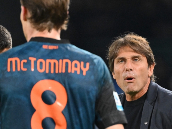 Tensione nel calcio italiano: Conte critica gli arbitri e i media mentre il Napoli resta al primo posto in classifica