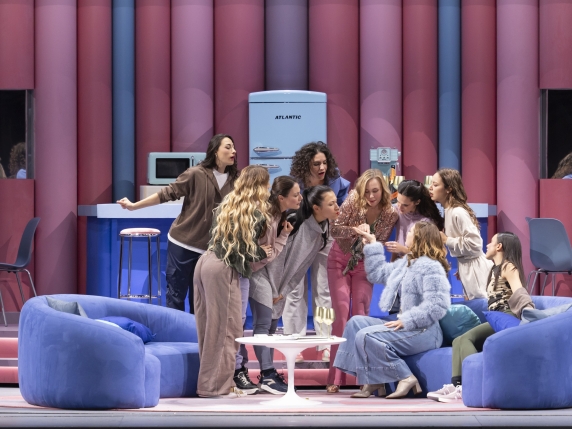 La Scala Reinventa "Così fan tutte" come Reality Show: Amore, Fedeltà e Manipolazione sotto la Lente della Modernità