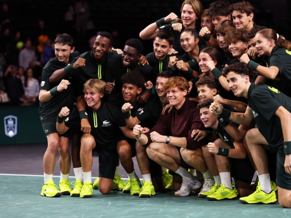 Jannik Sinner arriva a Torino per le ATP Finals, il giovane tennista italiano si prepara a sfidare i migliori del mondo