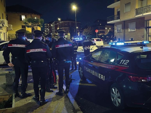 Ragazzo di 15 anni seviziato: gli amici organizzano un raid punitivo, ma la giustizia deve intervenire per proteggere le vittime di violenza e abuso