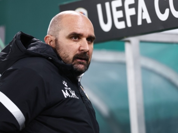 Mladen Zizovic, giovane allenatore di calcio serbo, muore improvvisamente in panchina durante una partita della Super Liga serba all'età di 44 anni