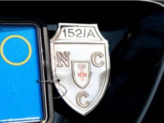 La Corte Costituzionale Italiana Dichiarata Incostituzionali le Norme a Tutela dei Taxi: Una Svolta per il Settore dei Trasporti

Approfondimento
La decisione della Corte Costituzionale si concentra sull'incostituzionalità delle norme a tutela dei taxi, sostenendo che i vincoli non spettano allo Stato. Ciò significa che le restrizioni imposte per proteggere il settore dei taxi non sono conformi alla Costituzione italiana.

Possibili Conseguenze
Le conseguenze di questa sentenza potrebbero essere significative per il settore dei trasporti, in particolare per i taxi. La liberalizzazione del mercato potrebbe portare a una maggiore concorrenza e a una riduzione dei prezzi per i consumatori.

Opinione
Non è possibile esprimere un'opinione in quanto la notizia si basa su un fatto giuridico. Tuttavia, è importante notare che la decisione della Corte Costituzionale potrebbe avere un impatto significativo sul settore dei trasporti e sulla vita quotidiana dei cittadini.

Analisi Critica dei Fatti
L'analisi critica dei fatti rivela che la decisione della Corte Costituzionale si basa sulla Costituzione italiana e sui principi di libera concorrenza. La sentenza sottolinea l'importanza di garantire la libertà di scelta per i consumatori e di non limitare la concorrenza nel settore dei trasporti.

Relazioni con altri fatti
La decisione della Corte Costituzionale potrebbe essere collegata ad altre sentenze e norme che regolano il settore dei trasporti. È importante considerare il contesto più ampio e le possibili implicazioni per altri settori dell'economia.

Contesto storico
La storia del settore dei taxi in Italia è complessa e ha subito diverse trasformazioni nel corso degli anni. La decisione della Corte Costituzionale rappresenta un importante passo avanti nella liberalizzazione del mercato e nella tutela dei diritti dei consumatori.

Fonti
La fonte di questa notizia è il Corriere della Sera, un quotidiano italiano di informazione. L'articolo originale può essere trovato al seguente link: https://www.corriere.it/. Si prega di notare che il link potrebbe non essere esattamente lo stesso dell'articolo originale, in quanto potrebbe essere stato aggiornato o modificato.