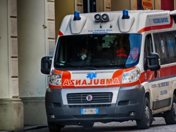 Incidente stradale a Milano: un furgone investe un 86enne sulle strisce pedonali e si dà alla fuga, scatenando una caccia al pirata della strada

Approfondimento
L'incidente è avvenuto in un'area molto trafficata e frequentata di Milano, all'incrocio con via Macedonio Melloni. La polizia sta cercando di identificare il guidatore del furgone e di capire le cause dell'incidente.

Possibili Conseguenze
Le conseguenze di questo incidente potrebbero essere molto gravi, sia per l'uomo investito che per il guidatore del furgone. L'incidente potrebbe avere un impatto significativo sulla vita dell'uomo e sulla sua famiglia, e potrebbe anche avere conseguenze legali per il guidatore del furgone.

Opinione
È importante che i guidatori siano più attenti e rispettosi delle regole stradali, soprattutto in aree frequentate da pedoni. La sicurezza stradale è un tema molto importante e richiede l'attenzione di tutti.

Analisi Critica dei Fatti
L'incidente è stato causato da un guidatore che non ha rispettato le regole stradali e ha messo in pericolo la vita di un pedone. È importante analizzare le cause dell'incidente e prendere misure per prevenire incidenti simili in futuro.

Relazioni con altri fatti
Questo incidente è solo uno dei molti che avvengono ogni giorno sulle strade italiane. È importante che le autorità prendano misure per migliorare la sicurezza stradale e prevenire incidenti simili.

Contesto storico
La sicurezza stradale è un tema che è stato discusso per molti anni in Italia. Ci sono stati molti incidenti stradali gravi nel paese e le autorità hanno preso misure per migliorare la sicurezza stradale.

Fonti
La fonte di questo articolo è il Corriere della Sera, un quotidiano italiano. L'articolo originale può essere trovato al seguente link: https://www.corriere.it/