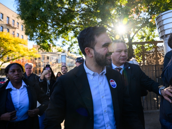 Elezione a New York: Mamdani in testa, Trump scatena polemica con dichiarazioni contro gli ebrei che lo sostengono