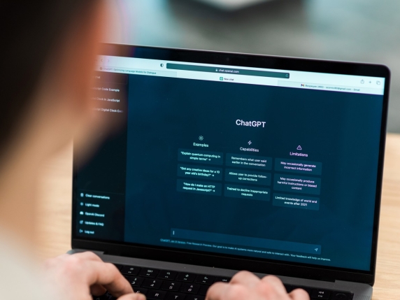 L'intelligenza artificiale comprende meglio il polacco di tutte le altre lingue, con l'italiano che si posiziona sorprendentemente al terzo posto nella classifica di comprensione linguistica