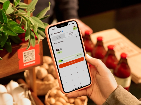 Satispay introduce "Paga in 3": il nuovo servizio di pagamento a rate senza interessi per acquisti online e in negozio

Approfondimento
Il servizio "Paga in 3" di Satispay è stato progettato per offrire ai clienti una maggiore flessibilità e comodità nel gestire le loro spese. La possibilità di suddividere i pagamenti in tre rate senza interessi rappresenta un'opzione conveniente per coloro che vogliono acquistare prodotti o servizi online o in negozio senza dover sostenere l'intero costo in una sola soluzione.

Possibili Conseguenze
La introduzione del servizio "Paga in 3" potrebbe avere un impatto positivo sui clienti, offrendo loro una maggiore flessibilità e comodità nel gestire le loro spese. Tuttavia, è importante che i clienti utilizzino questo servizio in modo responsabile, assicurandosi di poter sostenere i pagamenti rateali senza incorrere in difficoltà finanziarie.

Opinione
Il lancio del servizio "Paga in 3" da parte di Satispay rappresenta un passo avanti nel settore dei pagamenti, offrendo ai clienti una maggiore flessibilità e comodità. Tuttavia, è fondamentale che i clienti utilizzino questo servizio in modo consapevole e responsabile, considerando le loro capacità finanziarie e le possibili conseguenze a lungo termine.

Analisi Critica dei Fatti
Il servizio "Paga in 3" di Satispay sembra essere un'opzione conveniente per i clienti, ma è importante considerare i possibili rischi e limiti. Ad esempio, i clienti dovrebbero essere consapevoli dei termini e delle condizioni del servizio, comprese le scadenze di pagamento e le possibili penali per i ritardi.

Relazioni con altri fatti
Il lancio del servizio "Paga in 3" da parte di Satispay si inserisce nel contesto più ampio dell'evoluzione dei pagamenti digitali. La crescente domanda di servizi di pagamento flessibili e comodi ha portato a una serie di innovazioni nel settore, con diverse aziende che offrono soluzioni simili.

Contesto storico
Il servizio "Paga in 3" di Satispay rappresenta un'evoluzione del concetto di pagamento a rate, che è stato utilizzato per anni in diversi settori. Tuttavia, la possibilità di suddividere i pagamenti in tre rate senza interessi direttamente dall'app rappresenta un'innovazione significativa, che potrebbe avere un impatto positivo sui clienti e sul mercato.

Fonti
La fonte di questo articolo è il sito Corriere.it. Per ulteriori informazioni, si può visitare il sito ufficiale di Satispay o consultare altre fonti di informazione finanziaria.
