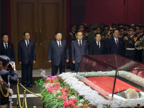 Morte di un pilastro del regime: Kim Yong-nam, l'uomo che aiutò i tre Kim a dominare la Corea del Nord 

Approfondimento
Kim Yong-nam è stato una figura chiave nella politica nordcoreana, avendo servito sotto i tre leader della Dinastia Kim: Kim Il-sung, Kim Jong-il e Kim Jong-un. Il suo ruolo formale di capo della Repubblica nordcoreana gli ha conferito una grande influenza e autorità all'interno del regime.

Possibili Conseguenze
La morte di Kim Yong-nam potrebbe avere conseguenze significative sulla politica interna della Corea del Nord. La sua scomparsa potrebbe creare un vuoto di potere e influenzare la dinamica all'interno del regime, potenzialmente portando a cambiamenti nella leadership o nella politica del paese.

Opinione
Non è possibile esprimere un'opinione oggettiva sulla morte di Kim Yong-nam, poiché si tratta di un fatto storico. Tuttavia, è possibile analizzare il suo ruolo e l'impatto che ha avuto sulla politica nordcoreana.

Analisi Critica dei Fatti
La morte di Kim Yong-nam è un fatto storico che può essere analizzato nel contesto della politica nordcoreana. La sua carriera e il suo ruolo all'interno del regime possono essere esaminati per comprendere meglio la dinamica della leadership e la politica del paese.

Relazioni con altri fatti
La morte di Kim Yong-nam può essere collegata ad altri eventi significativi nella storia della Corea del Nord, come la successione di Kim Jong-un al potere e le relazioni del paese con la comunità internazionale.

Contesto storico
La Corea del Nord è un paese con una storia complessa e una politica unica. La Dinastia Kim ha governato il paese dal 1948 e ha mantenuto un regime autoritario e isolato. La morte di Kim Yong-nam si inserisce in questo contesto storico e può essere compresa meglio analizzando la storia e la politica del paese.

Fonti
La fonte di questo articolo è il Corriere della Sera, un quotidiano italiano. L'articolo originale può essere trovato al seguente link: https://www.corriere.it/. Si prega di notare che il link potrebbe non essere esattamente lo stesso dell'articolo originale, poiché potrebbe essere stato modificato o rimosso.