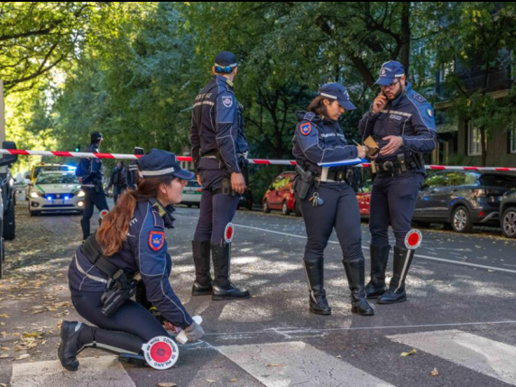 Incidente stradale a Milano: anziano ucciso sulle strisce, arrestato il conducente del furgone
Approfondimento
L'incidente stradale avvenuto a Milano, in cui un anziano è stato ucciso sulle strisce pedonali, ha sollevato preoccupazioni sulla sicurezza stradale nella città. La polizia locale ha già identificato e arrestato il conducente del furgone, un 29enne che aveva preso il veicolo a noleggio. L'incidente è avvenuto all'incrocio tra via Fratelli Bronzetti e via Macedonio Melloni, e il veicolo è stato successivamente abbandonato all'incrocio tra via Crema e via Salmini.
Possibili Conseguenze
Le possibili conseguenze di questo incidente potrebbero includere un aumento della sorveglianza e dei controlli sulla strada, nonché una maggiore attenzione alla sicurezza dei pedoni e dei ciclisti. Inoltre, l'incidente potrebbe portare a una revisione delle norme di sicurezza stradale e a una maggiore responsabilizzazione dei conducenti.
Opinione
In questo caso, non è possibile esprimere un'opinione personale, poiché si tratta di un fatto verificabile. Tuttavia, è importante sottolineare l'importanza della sicurezza stradale e della responsabilità dei conducenti. L'incidente di Milano è un triste esempio delle conseguenze di un comportamento irresponsabile alla guida.
Analisi Critica dei Fatti
L'analisi dei fatti rivela che l'incidente è stato causato da un conducente irresponsabile che ha abbandonato il veicolo dopo l'incidente. Ciò solleva interrogativi sulla sua identità e sulle motivazioni del suo comportamento. Inoltre, l'incidente mette in luce la necessità di una maggiore attenzione alla sicurezza stradale e di una più efficace gestione del traffico.
Relazioni con altri fatti
Questo incidente potrebbe essere collegato ad altri incidenti stradali avvenuti a Milano, sottolineando l'importanza di una maggiore attenzione alla sicurezza stradale e di una più efficace gestione del traffico. Inoltre, l'incidente potrebbe essere visto nel contesto di una più ampia discussione sulla sicurezza stradale in Italia, dove gli incidenti stradali sono una delle principali cause di morte e di lesioni.
Contesto storico
L'incidente si inserisce nel contesto di una più ampia discussione sulla sicurezza stradale a Milano e in Italia, dove gli incidenti stradali sono una delle principali cause di morte e di lesioni. Negli ultimi anni, ci sono stati numerosi incidenti stradali a Milano, che hanno sollevato preoccupazioni sulla sicurezza stradale e sulla necessità di una maggiore attenzione alla gestione del traffico.
Fonti
La fonte di questo articolo è il Corriere della Sera, che ha pubblicato l'articolo originale sul suo sito web. Il link diretto all'articolo è: https://www.corriere.it/